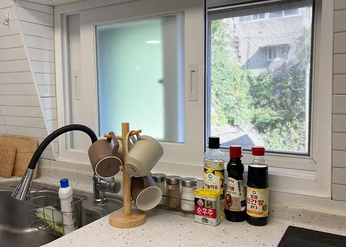 1 Minute To Samgakji Area, 2 Rooms, 3 Beds, Myeongdong, Hongdae, Itaewon, Station, Maximum 4 People, Hybe, Airport Bus Apartment *