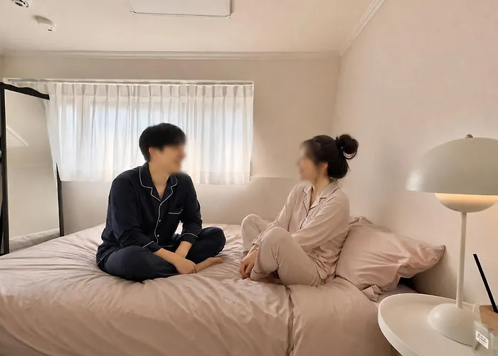 1 Minute To Samgakji Area, 2 Rooms, 3 Beds, Myeongdong, Hongdae, Itaewon, Station, Maximum 4 People, Hybe, Airport Bus Apartment *