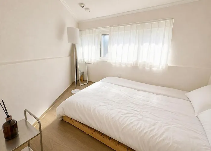 Apartment 1 Minute To Samgakji Area, 2 Rooms, 3 Beds, Myeongdong, Hongdae, Itaewon, Station, Maximum 4 People, Hybe, Airport Bus Seoul