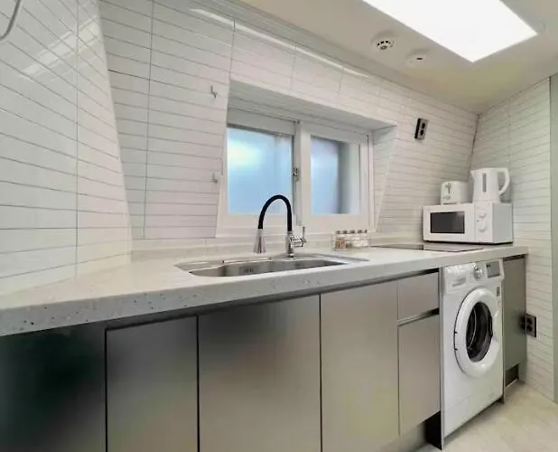 1 Minute To Samgakji Area, 2 Rooms, 3 Beds, Myeongdong, Hongdae, Itaewon, Station, Maximum 4 People, Hybe, Airport Bus Apartment *