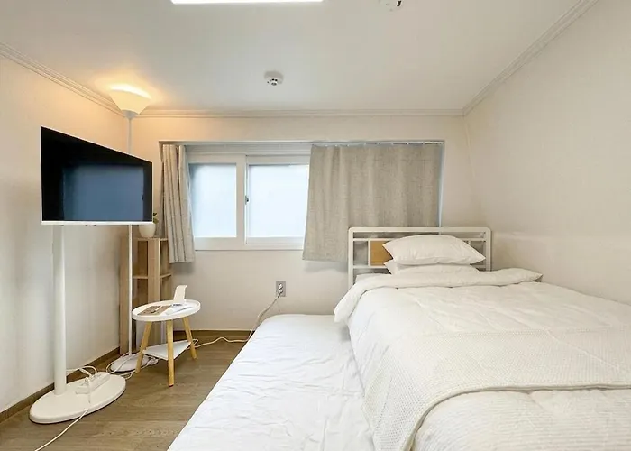 1 Minute To Samgakji Area, 2 Rooms, 3 Beds, Myeongdong, Hongdae, Itaewon, Station, Maximum 4 People, Hybe, Airport Bus Apartment