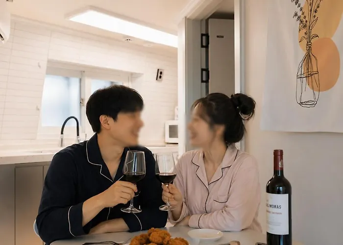 1 Minute To Samgakji Area, 2 Rooms, 3 Beds, Myeongdong, Hongdae, Itaewon, Station, Maximum 4 People, Hybe, Airport Bus Apartment *