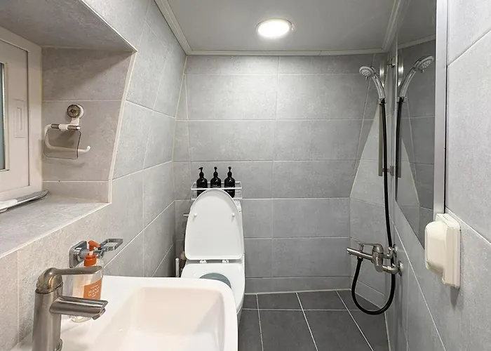 Apartment 1 Minute To Samgakji Area, 2 Rooms, 3 Beds, Myeongdong, Hongdae, Itaewon, Station, Maximum 4 People, Hybe, Airport Bus *