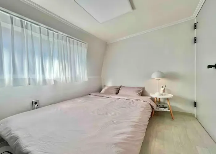 1 Minute To Samgakji Area, 2 Rooms, 3 Beds, Myeongdong, Hongdae, Itaewon, Station, Maximum 4 People, Hybe, Airport Bus *