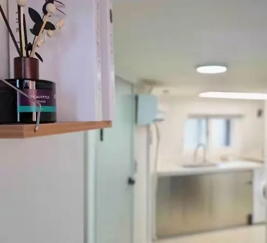 1 Minute To Samgakji Area, 2 Rooms, 3 Beds, Myeongdong, Hongdae, Itaewon, Station, Maximum 4 People, Hybe, Airport Bus * Seoul