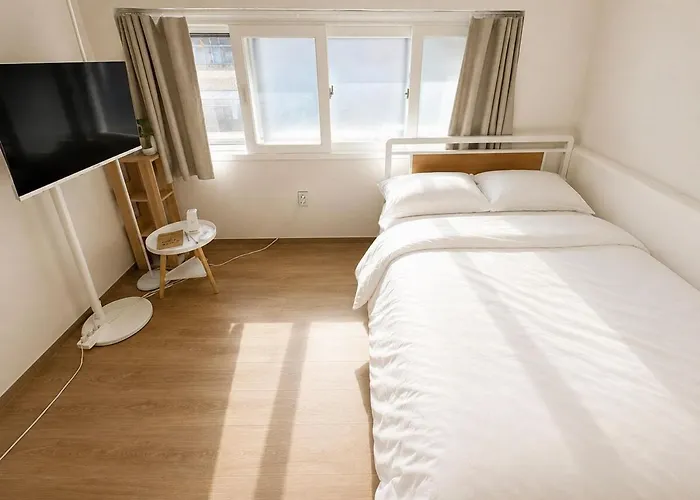 1 Minute To Samgakji Area, 2 Rooms, 3 Beds, Myeongdong, Hongdae, Itaewon, Station, Maximum 4 People, Hybe, Airport Bus Apartment