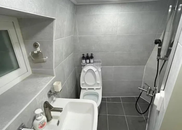 1 Minute To Samgakji Area, 2 Rooms, 3 Beds, Myeongdong, Hongdae, Itaewon, Station, Maximum 4 People, Hybe, Airport Bus