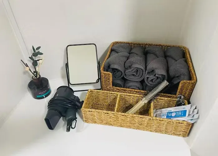1 Minute To Samgakji Area, 2 Rooms, 3 Beds, Myeongdong, Hongdae, Itaewon, Station, Maximum 4 People, Hybe, Airport Bus Apartment